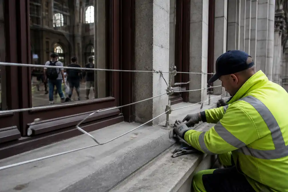 Kabel tegen daklozen aan Centraal Station Antwerpen na vandalisme verwijderd
