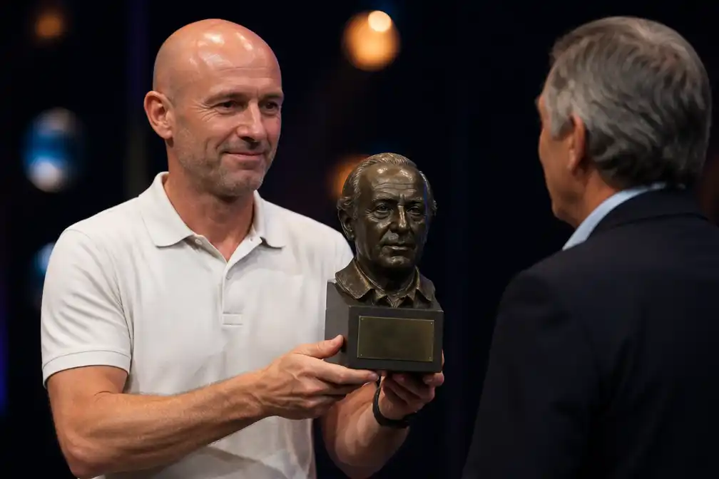 Dick Schreuder (NEC) wint Rinus Michels Award op 54-jarige leeftijd