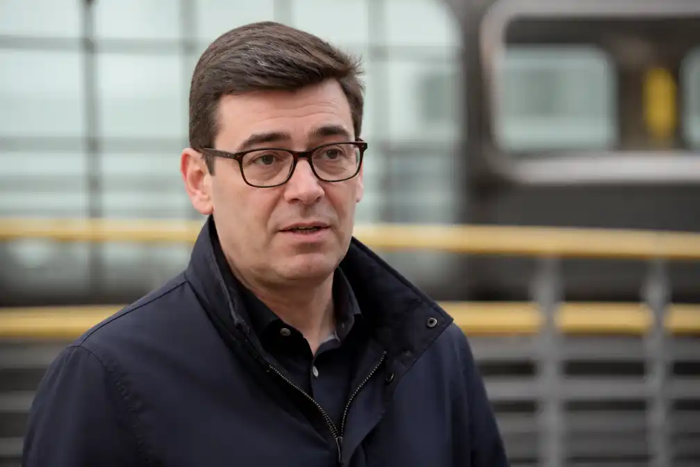 Andy Burnham krijgt steun van 322 Labour-parlementsleden voor leiderschapsstrijd