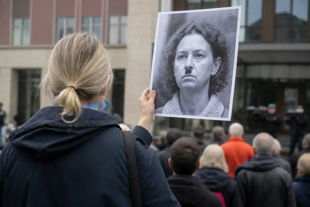 Vrijspraak voor vrouw die minister Faber met hitlersnor afbeeldde
