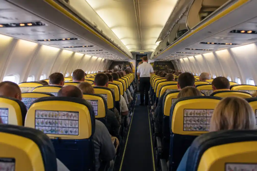 Passagier deels uit gebroken raam gezogen op Ryanair-vlucht, medereizigers trekken hem terug