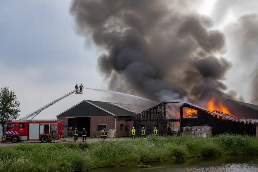 Grote brand verwoest schuur en meubelmakerij in Weteringbrug, afslag A4 dicht