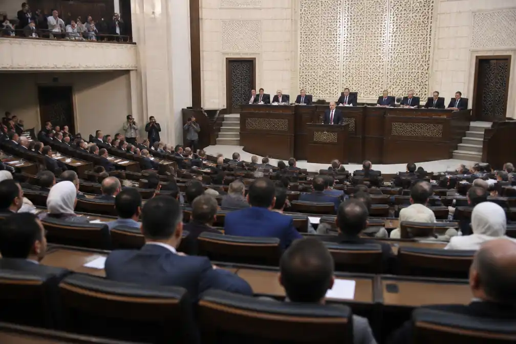 Nieuw Syrisch parlement komt voor het eerst bijeen in Damascus, 19 maanden na val Assad