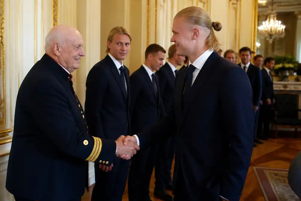 Noorse voetballers laten koning Harald wachten na vertraging vlucht