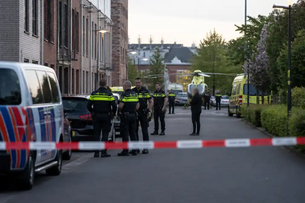 Dode bij steekpartij in Roermond, politie zoekt verdachte