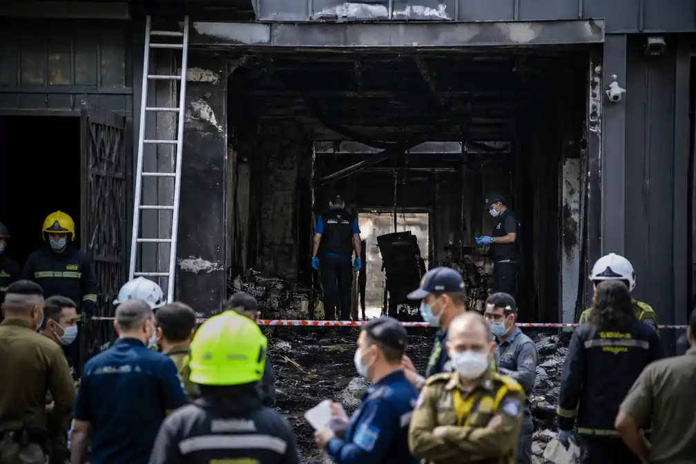 30 doden bij brand in Bangkokse bar; politie onderzoekt nalatigheid door afgesloten uitgangen