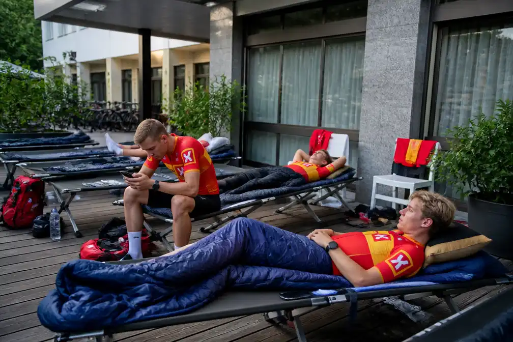 Tourrenners getroffen door hotelproblemen: Uno-X slaapt buiten, Pogacar zonder airco