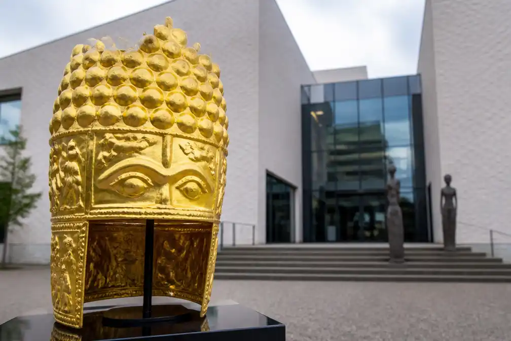 Veroordeelde kunstrover mag T-shirts met gestolen gouden helm verkopen