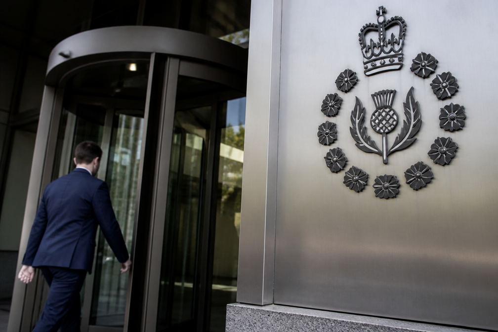 MI5 berispt om leugens over neo-nazi-informant die vriendin bedreigde