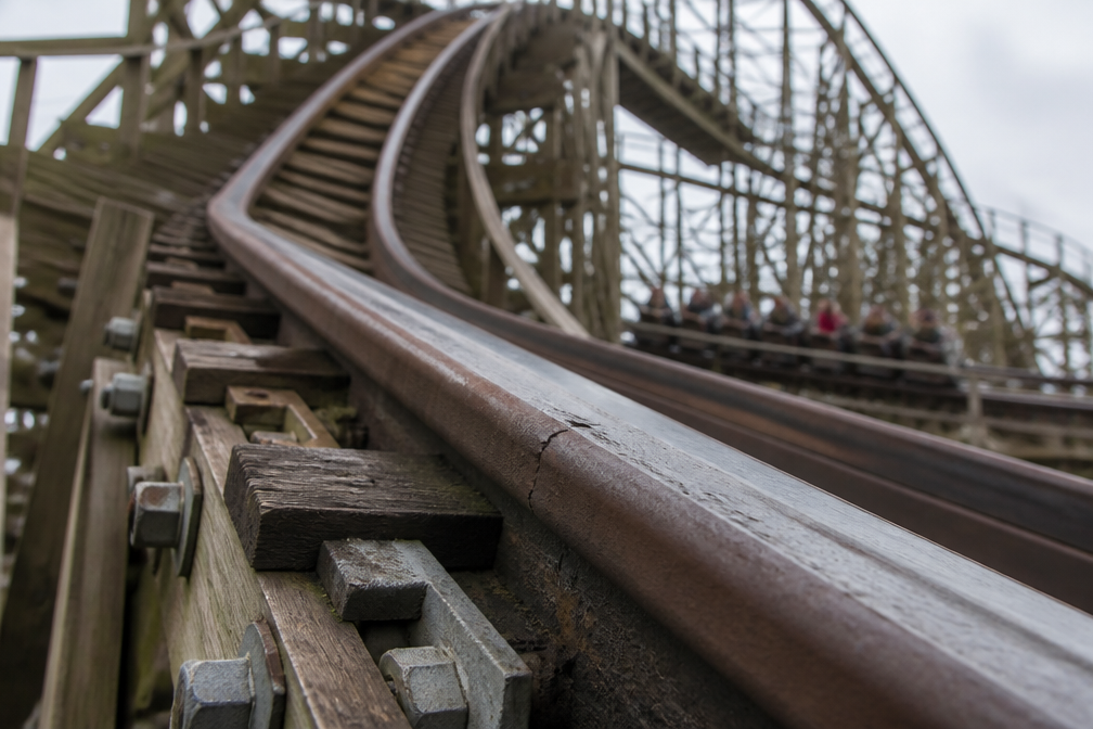 Houten achtbaan Joris en de Draak in Efteling draait op halve kracht door scheuren in rails