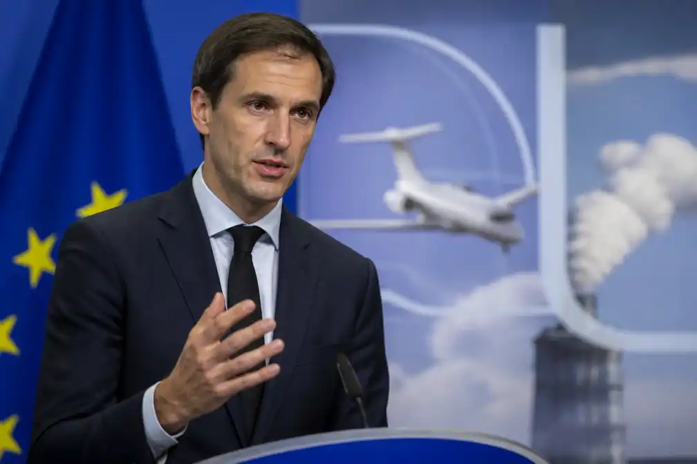Eurocommissaris Hoekstra kondigt CO2-heffing aan voor privéjets, vakantievluchten naar Turkije duurder
