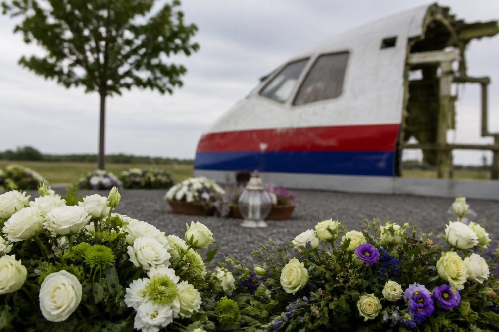 EU roept Rusland op verantwoordelijkheid MH17 te nemen; nabestaanden herdenken