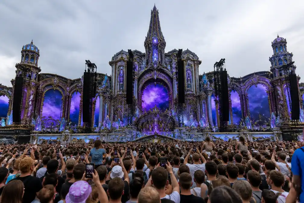 Tomorrowland 2026 geopend met nieuw hoofdpodium na brand vorig jaar