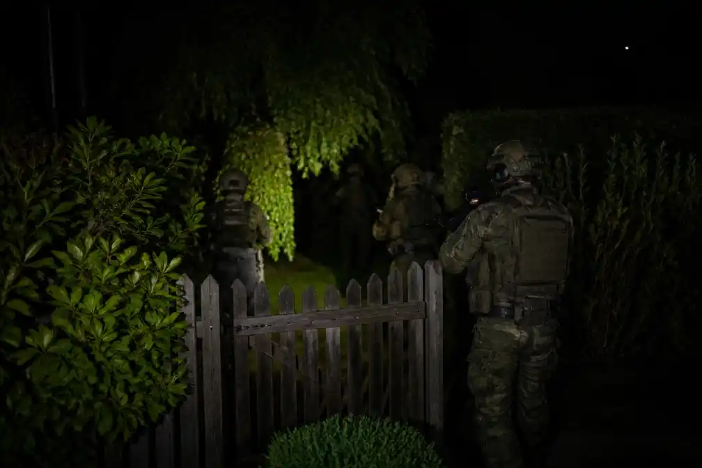Bewoner geschrokken van gewapende mannen in tuin tijdens onaangekondigde militaire oefening