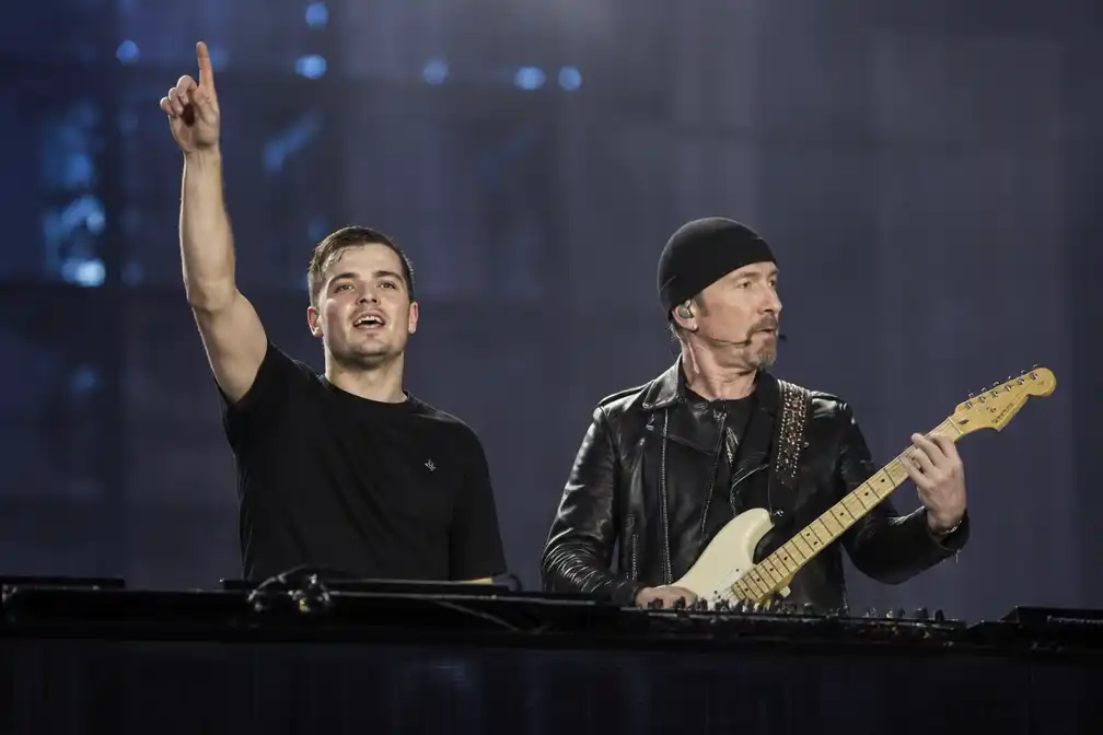 Martin Garrix en The Edge van U2 verrassen met nieuw nummer 'Fireflies' op Tomorrowland