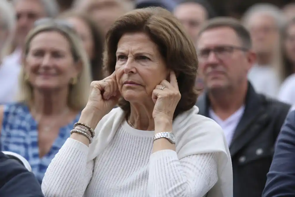 Koningin Silvia stopt vingers in oren bij concert E-Type