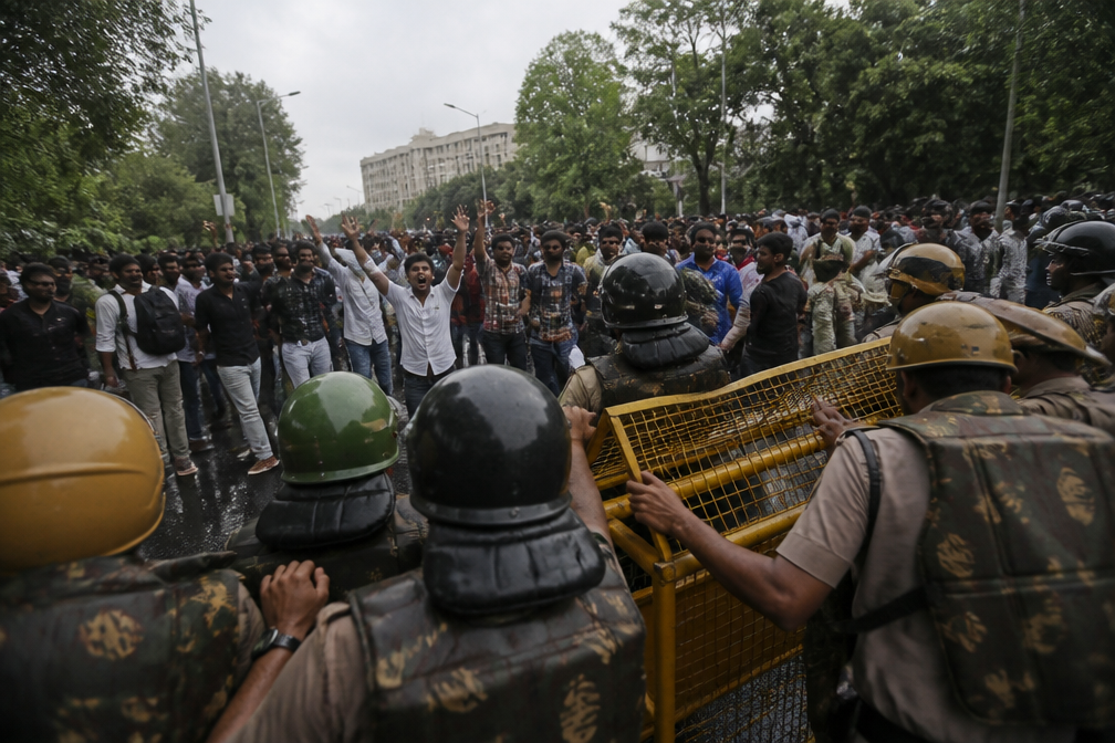 Duizenden demonstranten in New Delhi slaags met politie tijdens 'kakkerlakkenprotest'