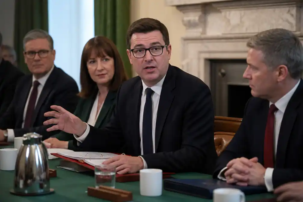 Nieuwe Britse premier Burnham begint met belastingverlaging en kantoor in Manchester