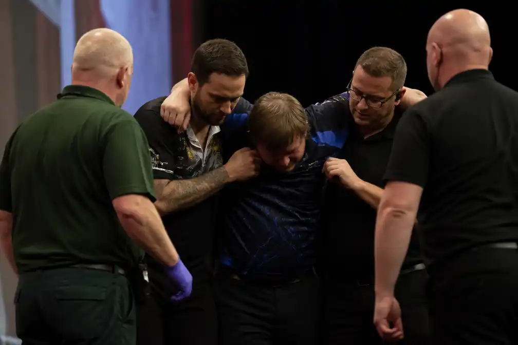 Darter Cameron Menzies onwel op podium World Match Play, naar ziekenhuis