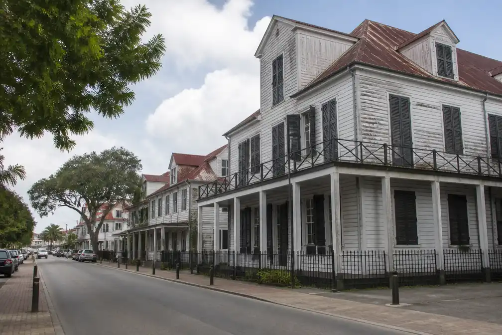 UNESCO plaatst historische binnenstad Paramaribo op lijst bedreigd erfgoed