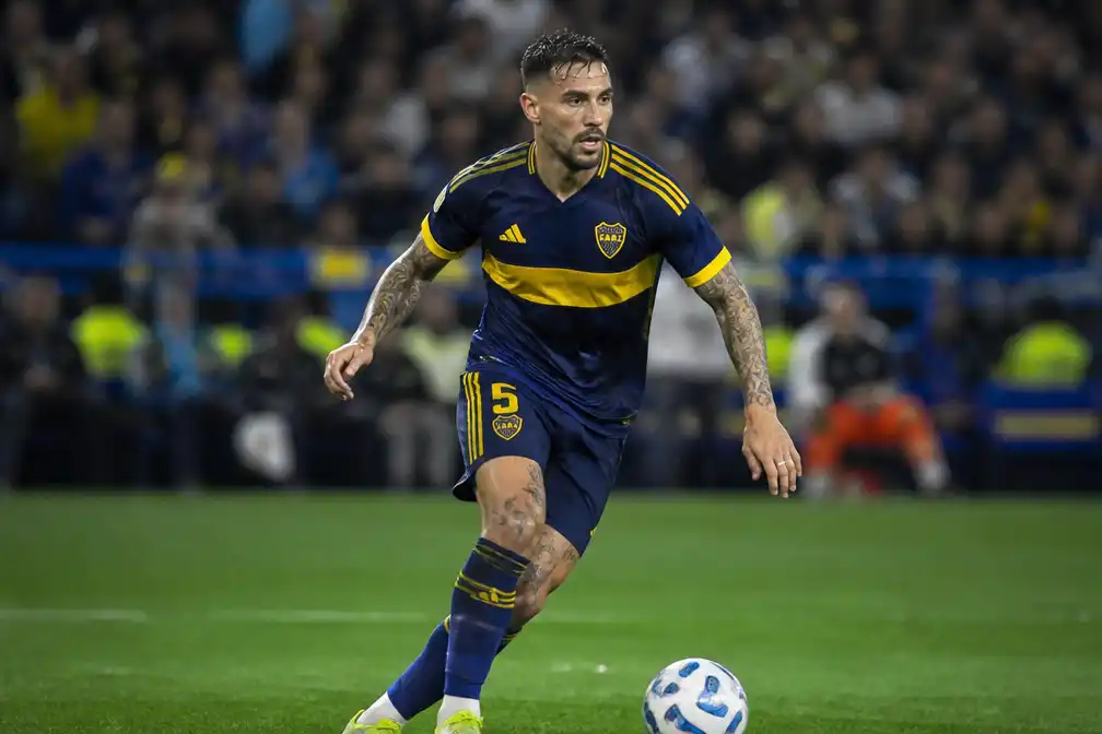 Leandro Paredes geeft assist vier dagen na WK-finale, twijfelt over toekomst bij Argentinië