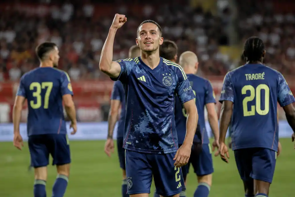 Ajax verslaat FK Vojvodina met 4-1 in eerste duel onder coach Míchel