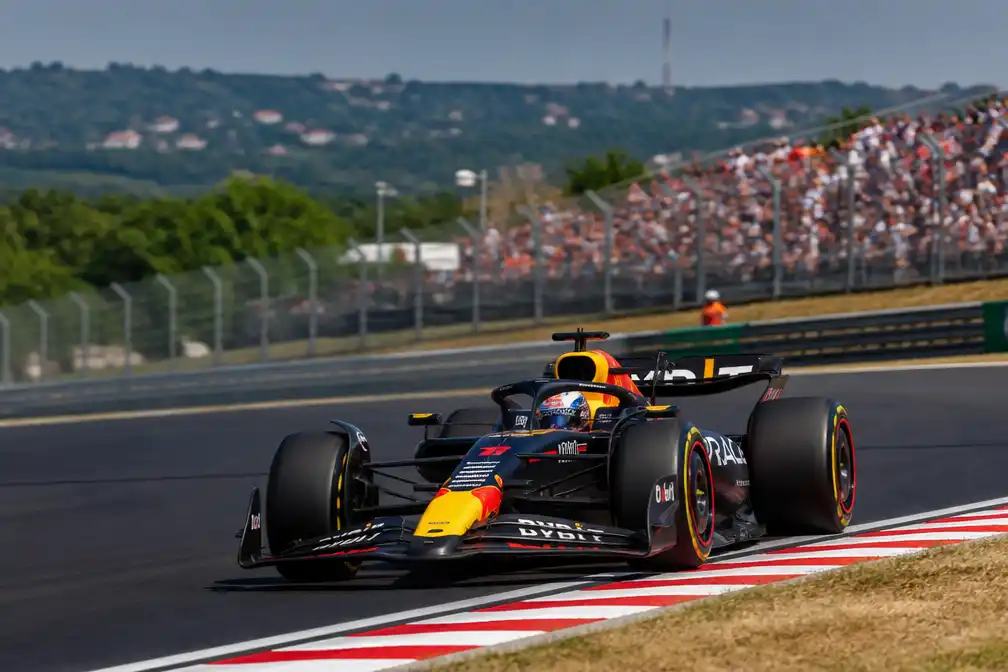 Max Verstappen begint GP-weekend in Hongarije, laatste race voor zomerstop