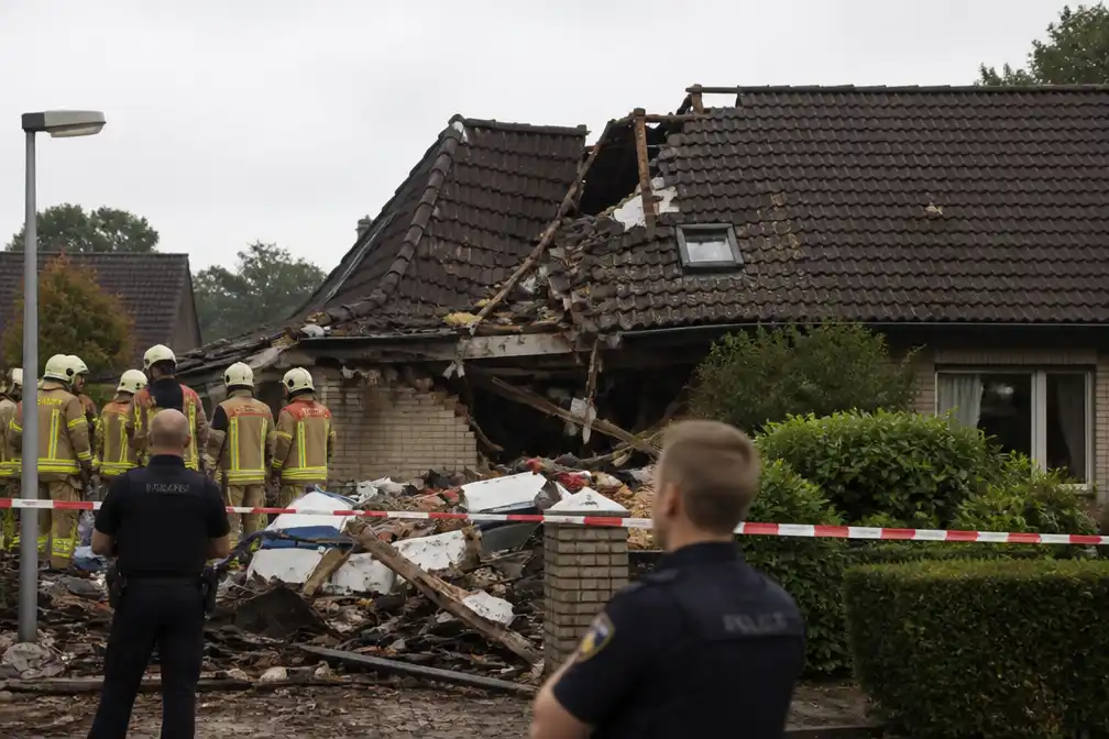 Klein vliegtuig stort neer op woning in Noord-Duitsland: één dode, één vermiste