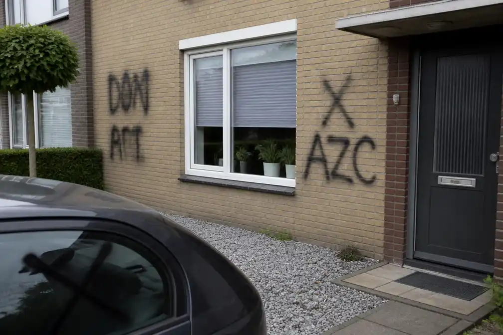 Huizen en auto's van voorstanders azc beklad in Bokhoven en Engelen