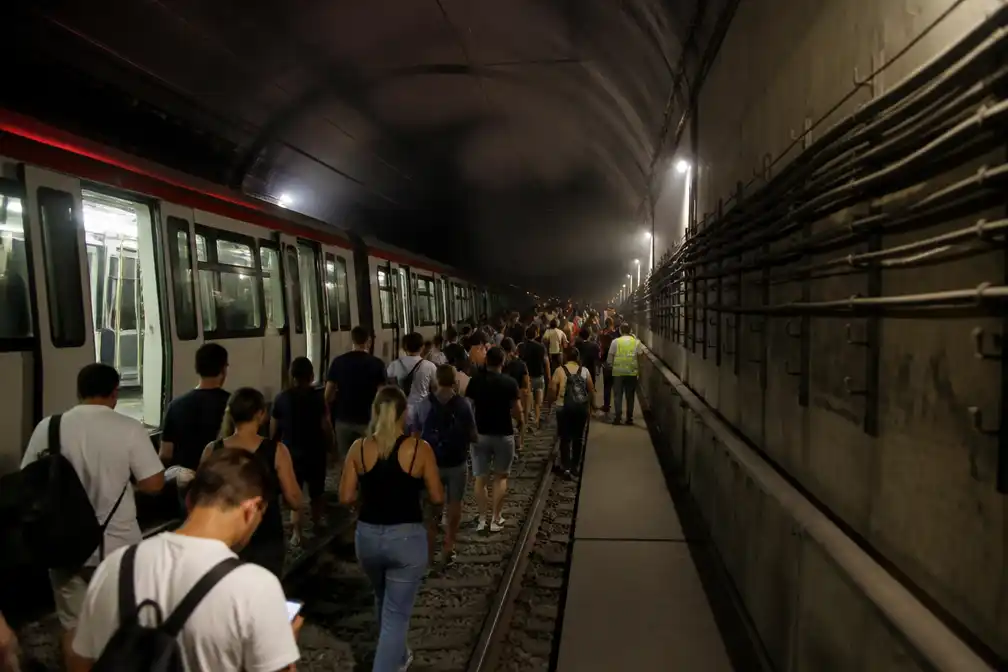 Brand in metro Barcelona leidt tot evacuatie van honderden reizigers