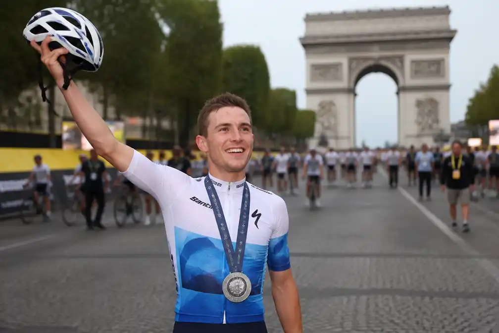 Remco Evenepoel viert tweede plek in Tour met late nacht in Parijs