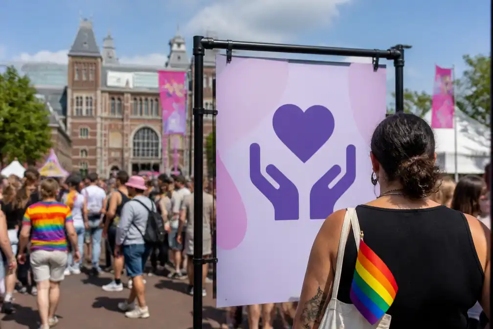 Meer dan 100 discriminatiemeldingen op WorldPride Amsterdam, Safer Spaces en vlaggenprotest