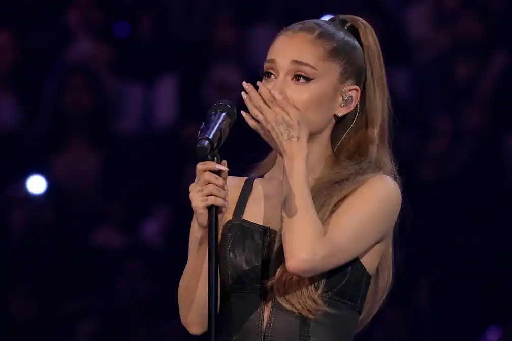 Ariana Grande in tranen tijdens concert in Los Angeles