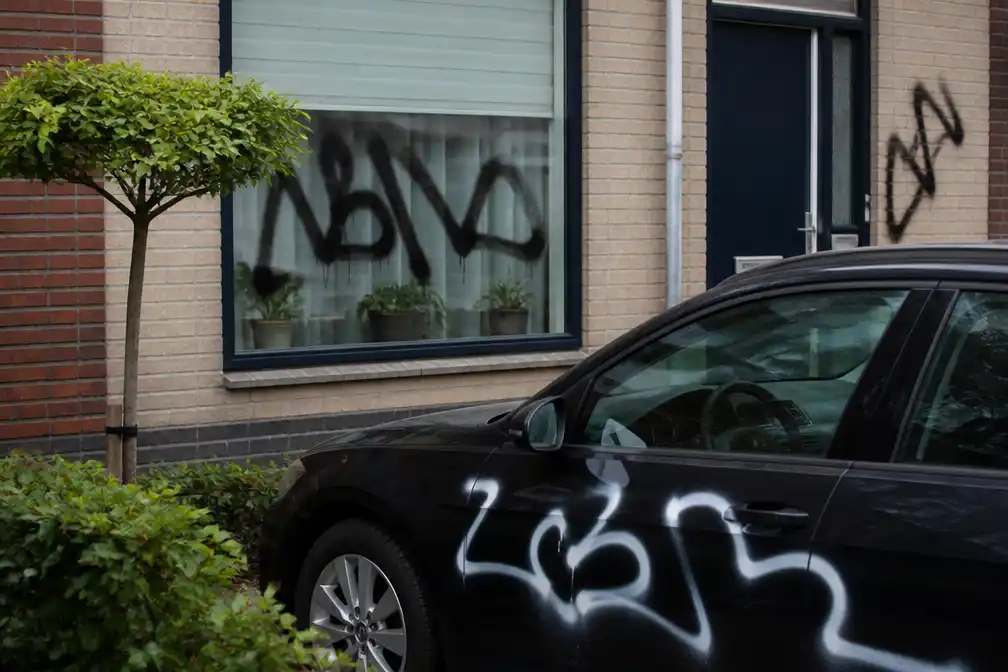 Premier Jetten hekelt 'lelijk vandalisme' tegen huizen om azc in Engelen