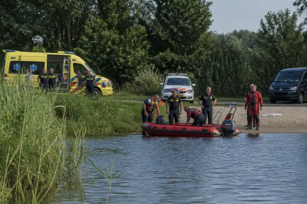 Lichaam geborgen uit Kleine Rietplas in Emmen na melding van te water geraakt persoon