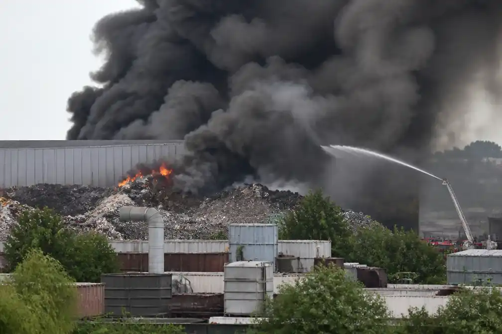 Brand bij recyclagebedrijf Galloo Retro in Gentse haven, rook richting Oostakker