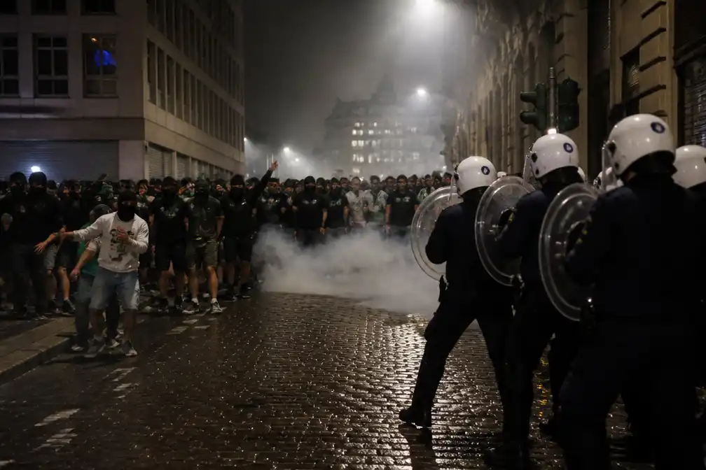 Drie agenten gewond bij rellen met Zweedse voetbalsupporters in Brussel