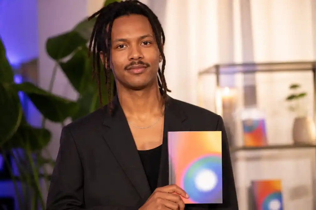 Xillan Macrooy wint Hebban Winq Regenboogprijs met 'Mensen als zonnen en mensen als manen'
