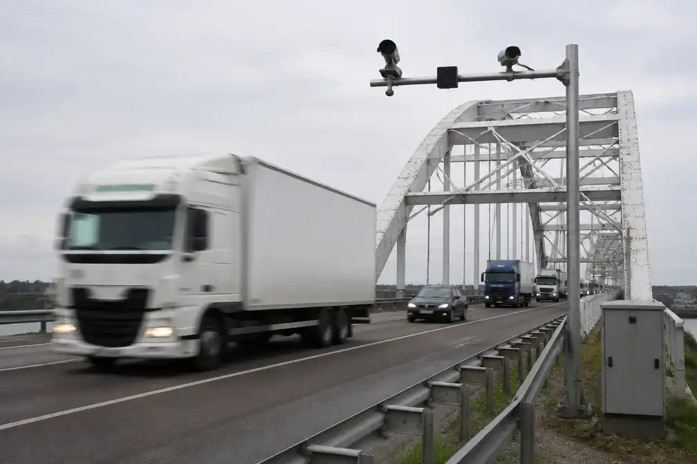Duizenden vrachtwagens onbeboet over verzwakte Merwedebrug, meldt Rijkswaterstaat