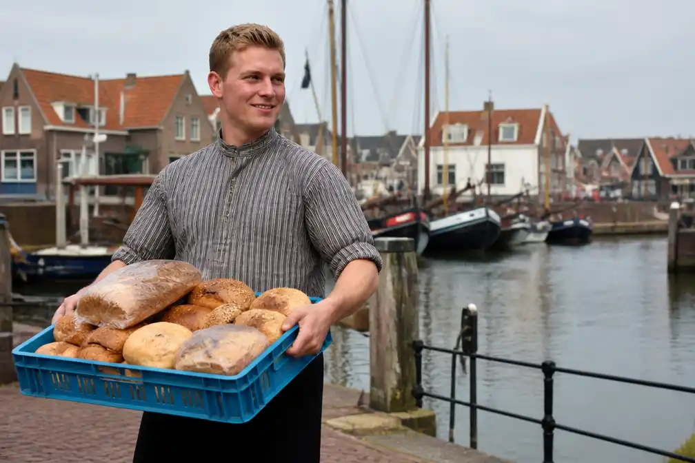 Traditionele klederdracht maakt comeback onder jongeren: 'Dat is mijn dorp, dat is mijn cultuur'