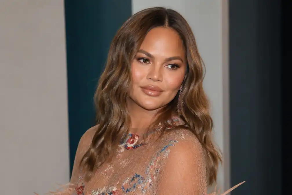 Chrissy Teigen is milder voor zichzelf sinds haar veertigste